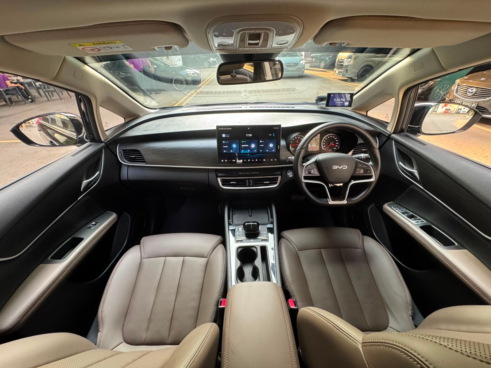 BYD M6 Extended Range 7 Seater photo 6